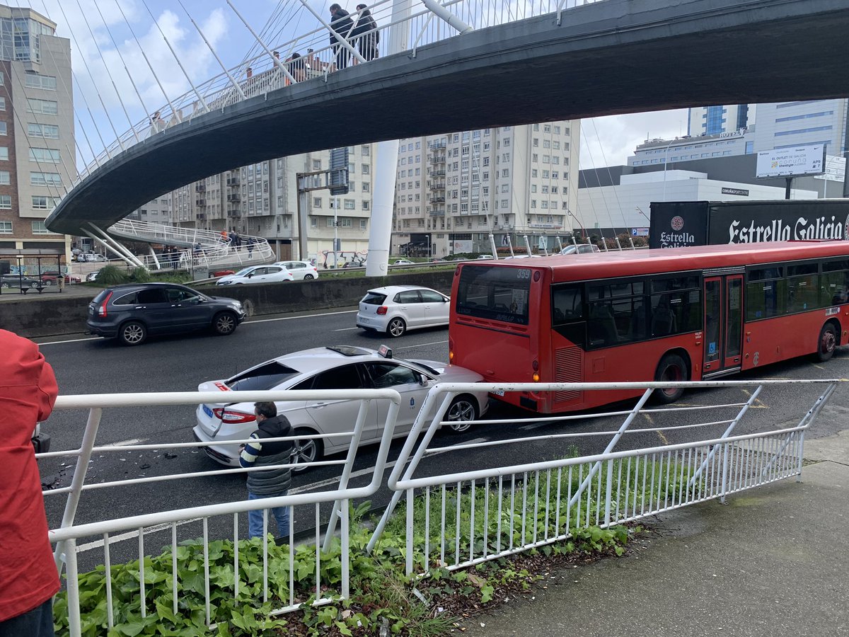BlogBusurbano's tweet photo. Un nuevo "incidente" en una de las paradas de #AlfonsoMolina, en este caso, en la #Par286, justo enfrente a la del último siniestro, hace unas semanas.
Implicado un coche, un taxi y un #BusUrbano de @TranviasCoruna, un #LínUDC.
(...)
No decimos nada. https://t.co/7YnjoyK23a