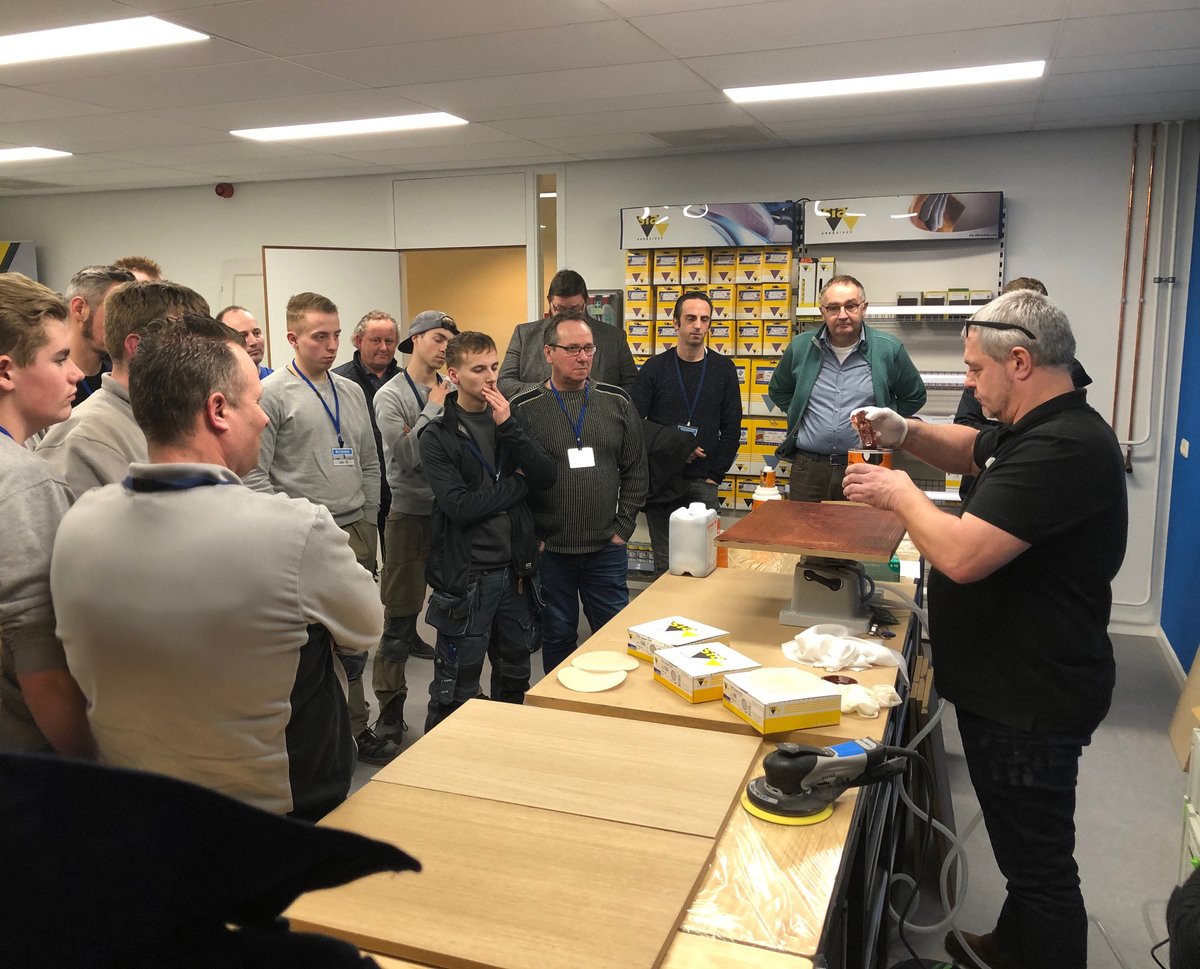 maiburgnl's tweet photo. Gisteren weer een enthousiaste groep vakmensen over de vloer voor een leerzame praktijkdag. In een paar uur tijd alle facetten van fineer behandeld, van de boomstam tot het schuren en afwerken met olie en lak.
#scholing #fineer #kaindl #sia #loba #wijhelpenvakmensenvooruit https://t.co/8v0L783hUx