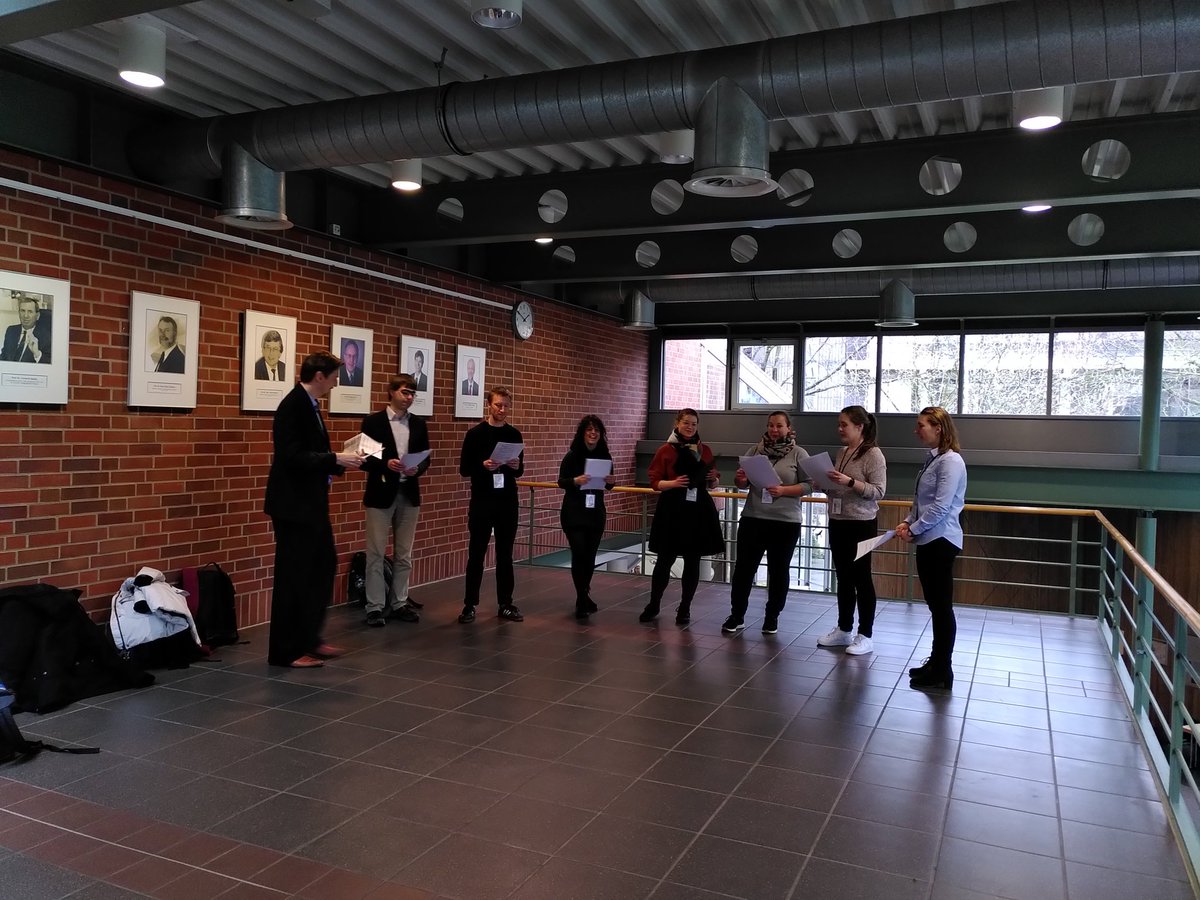 #dhd2020 zum Konferenzabschluss, der Chor mit <a href="/torstenroeder/">@toroe@fedihum.org</a> . Tolle Idee