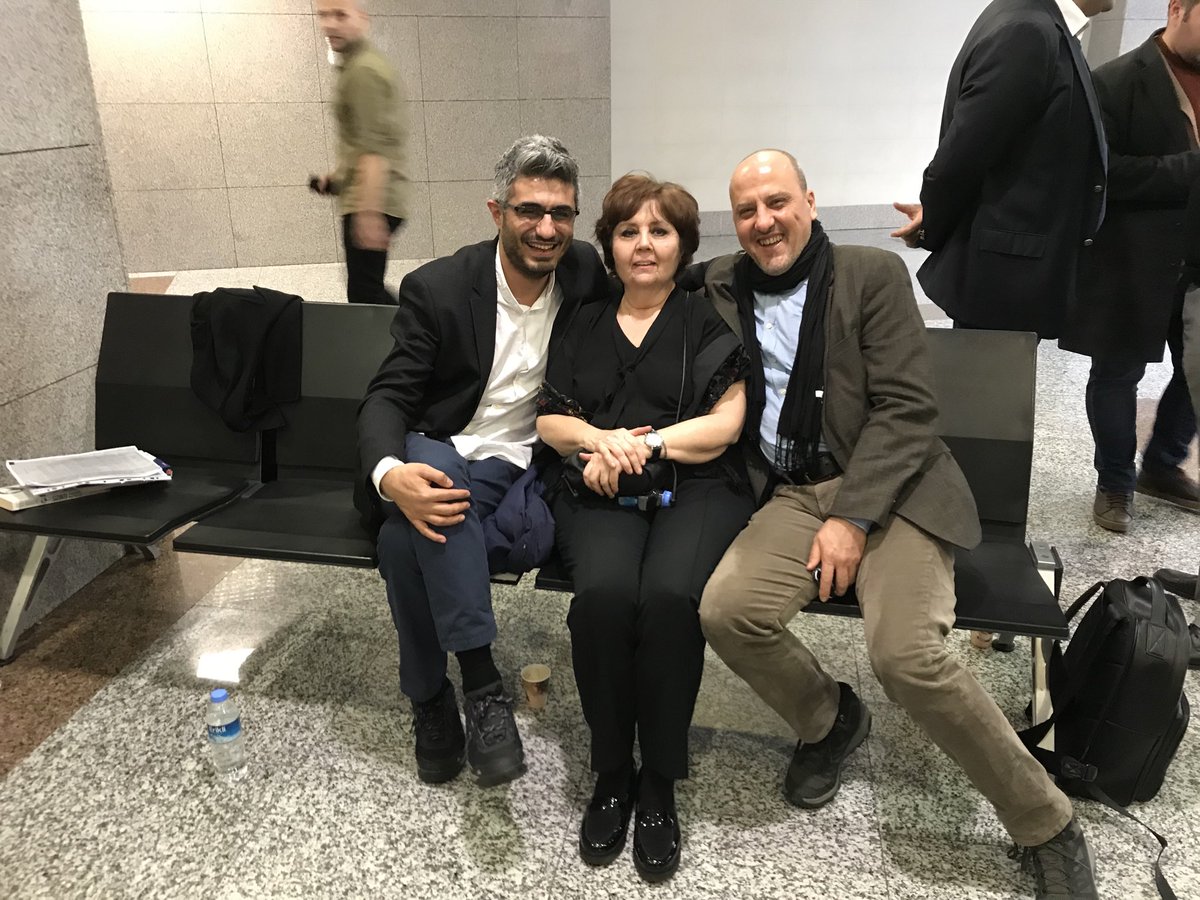 AysenurArslantv's tweet photo. Nedim Şener’e çağrıda bulunmuştum. Aranan isme ulaşılamadı!! Onun yerine sevgili Ahmet Şık koşa koşa geldi ve Barış Pehlivan ile duruşma öncesi bir Adliye Hatırası çektik.. https://t.co/PliSqHELHv