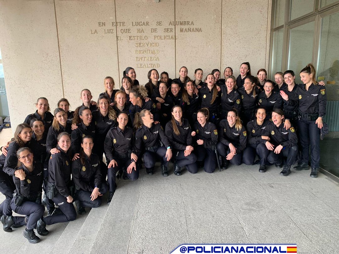 policia's tweet photo. 💙Esta es la cantera de #MujeresPolicía que se está formando en la #ENP de #Ávila💙
"Orgullosas de ser mujeres 👧👩
Orgullosas de ser @policia 👮‍♀️👮‍♀️
Nuestro compromiso es tu #seguridad" 

#DiaInternacionalDeLaMujer
#DiaDeLaMujer
#InternationalWomensDay 
#8M #MujeresDeAzul👮‍♀️👮‍♀️ https://t.co/P4lVaKybEp