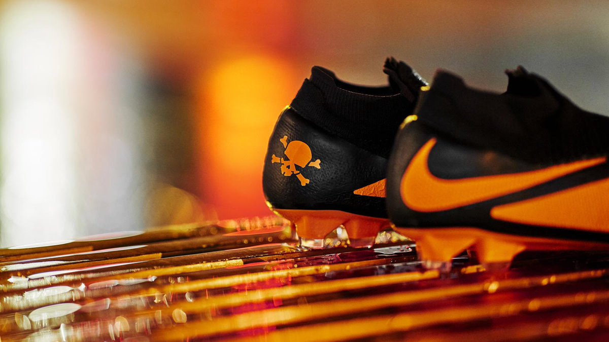 u90soccer's tweet photo. They’re backkkk! 🧡☠️
The #FutureDNA Phantom Vision 2 takes inspiration from the OG Hypervenom 1 from 2013!
Available NOW 👀➡️ https://t.co/VHnu2nizKD
——
#nikephantom #nikephantomvision #nikefutureDNA #phantomvsn #phantomvision #phantomvision2 #hypervenom #nikehypervenom https://t.co/wlz7tWD9Bm