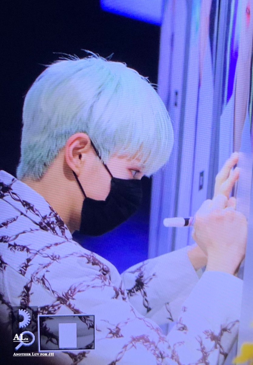 200306 팔레트

왕자님 마스크 잘 끼고 다니기😷

#방준혁 #WIN #윈 #MCND