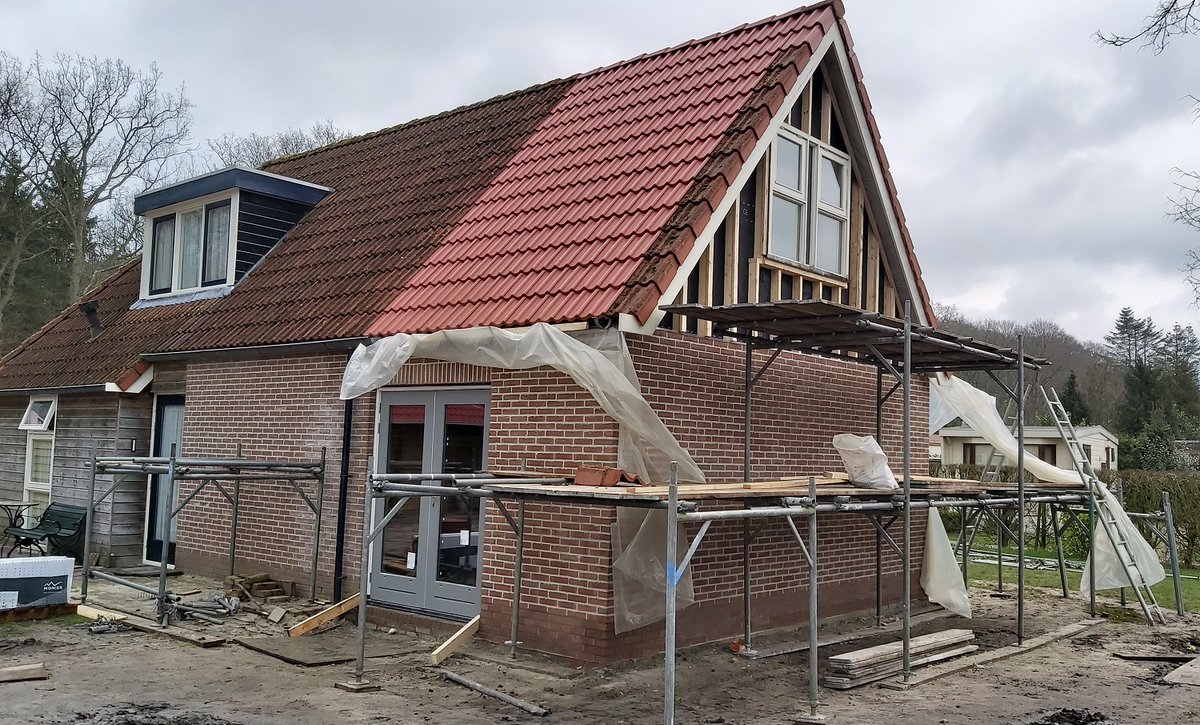 broekmanvof's tweet photo. De vakantiewoning op @DeMoesberg is inmiddels deels opgemetseld met aan de zijkant openslaande deuren. https://t.co/k7KY9XuwRp