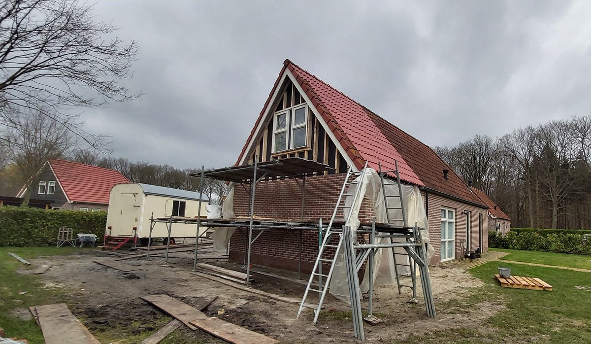 broekmanvof's tweet photo. De vakantiewoning op @DeMoesberg is inmiddels deels opgemetseld met aan de zijkant openslaande deuren. https://t.co/k7KY9XuwRp