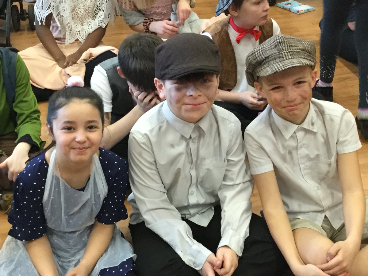 SpringfieldDLT's tweet image. We had Gruffalo's , Witches from No room on the Broom, we had characters from Mary Poppins , Orphan Child, Mr Gum and the Animals from Farthing Wood.Each class dressed as characters from their chosen book.