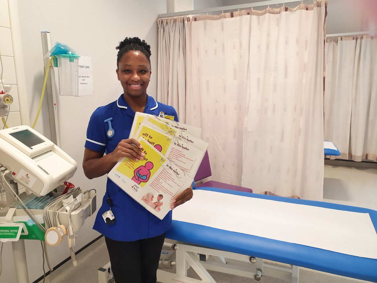 Every contact counts . Our lovely Midwife Fi with our new Infant Feeding  resources in FAU @WalsallHcareNHS @babyfriendly #offtothebeststart #antenatalcare #meaningfulconversations
