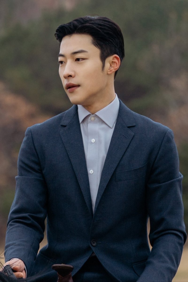 iconickdramas's tweet photo. #TheKingEternalMonarch still cuts featuring our main casts #LeeMinHo #KimGoEun and #WooDoHwan 🥰 https://t.co/x2TgOI8ono