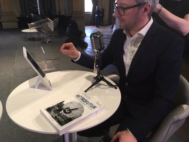 Paris_and_Co's tweet photo. Interviews du #HackingParis
Et si on parlait #retrotech avec Cédric Carles ? #Passionnant #Inspirant
A (re)découvrir le passionnant ouvrage "Retrofutur" que le designer et chercheur a co-dirigé
https://t.co/FgCltAA3lr
#RechercheParticipative
#retroinnovation
#lowtech
#Atelier21 https://t.co/6eHcLOx2rf