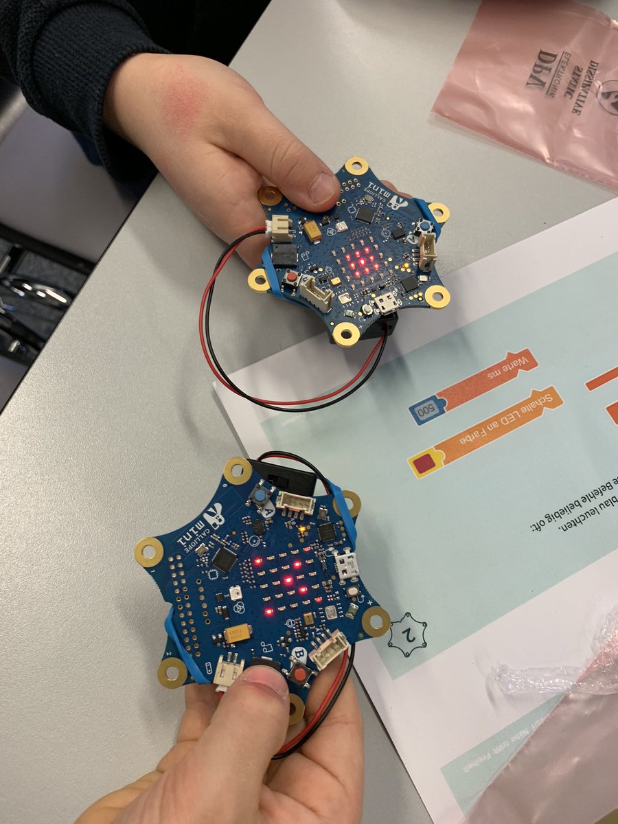 stadtbueduedorf's tweet image. Heute werden bei den #makerkids in der Zentralbibliothek “calliope Minis”  programmiert. 🤖 👨‍💻 👩‍💻 😍