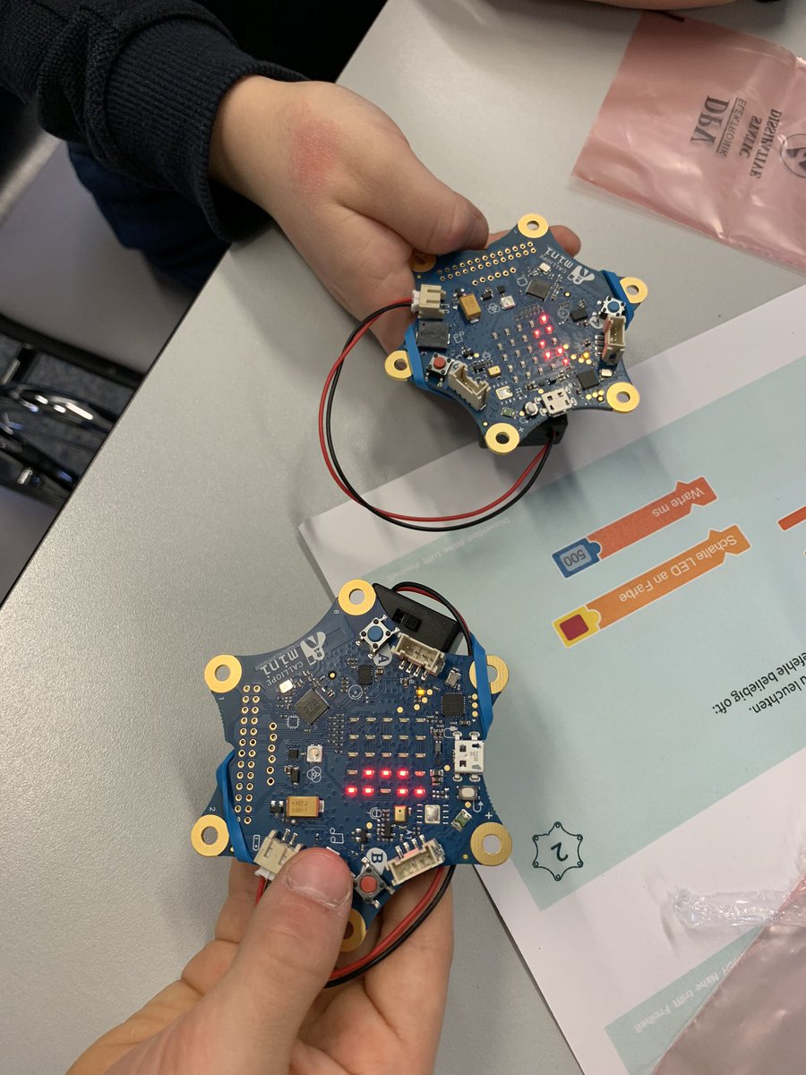 stadtbueduedorf's tweet image. Heute werden bei den #makerkids in der Zentralbibliothek “calliope Minis”  programmiert. 🤖 👨‍💻 👩‍💻 😍