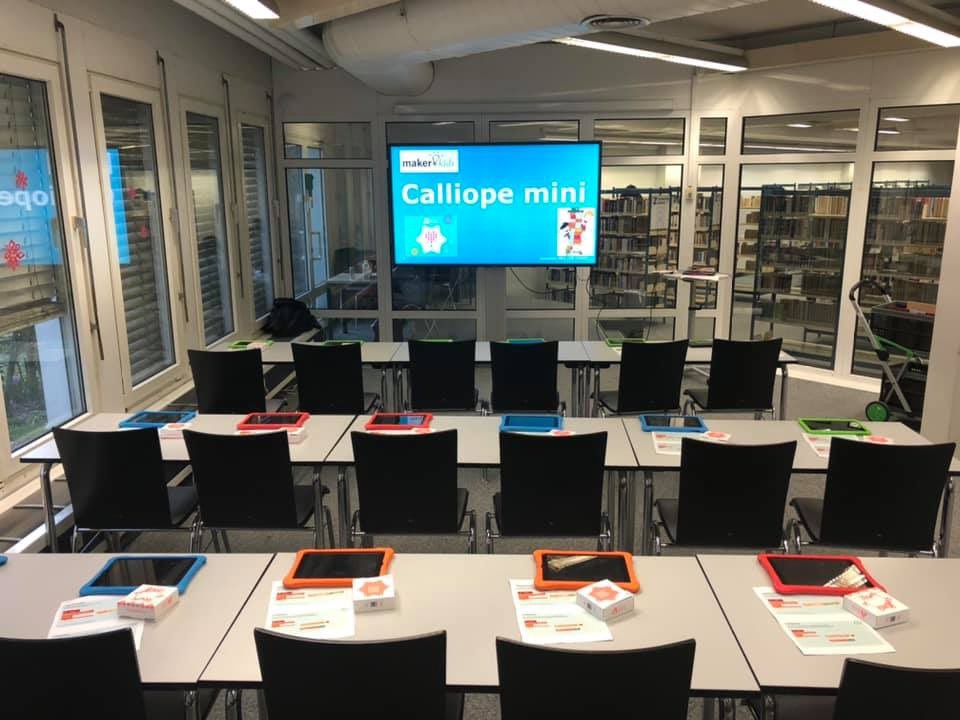 stadtbueduedorf's tweet image. Heute werden bei den #makerkids in der Zentralbibliothek “calliope Minis”  programmiert. 🤖 👨‍💻 👩‍💻 😍
