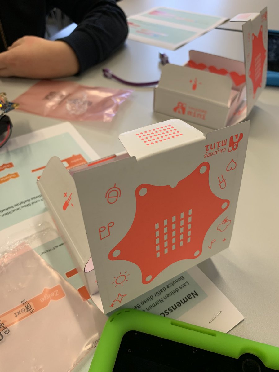 stadtbueduedorf's tweet image. Heute werden bei den #makerkids in der Zentralbibliothek “calliope Minis”  programmiert. 🤖 👨‍💻 👩‍💻 😍