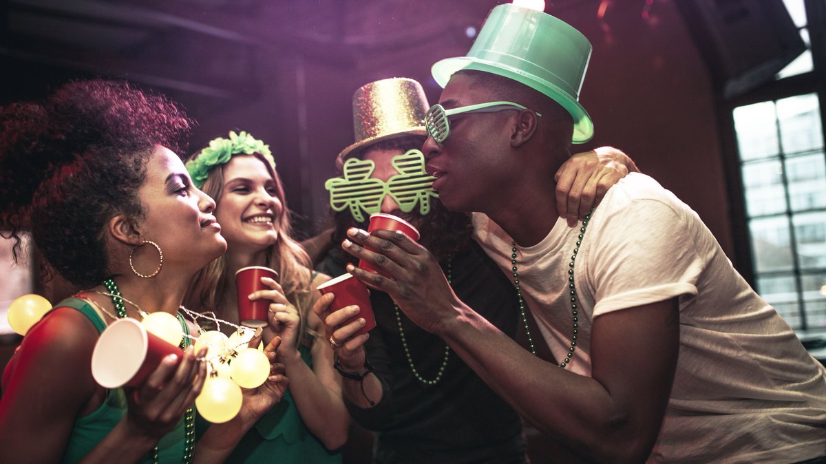 Come to #Houston for the '61st Annual St. Patrick's Day Parade' on March 14th! Stick around for the live concert &amp; #pubcrawl! Houston knows how to have a good time! ☘️ 🍺 🎵  bit.ly/2V2EMWw