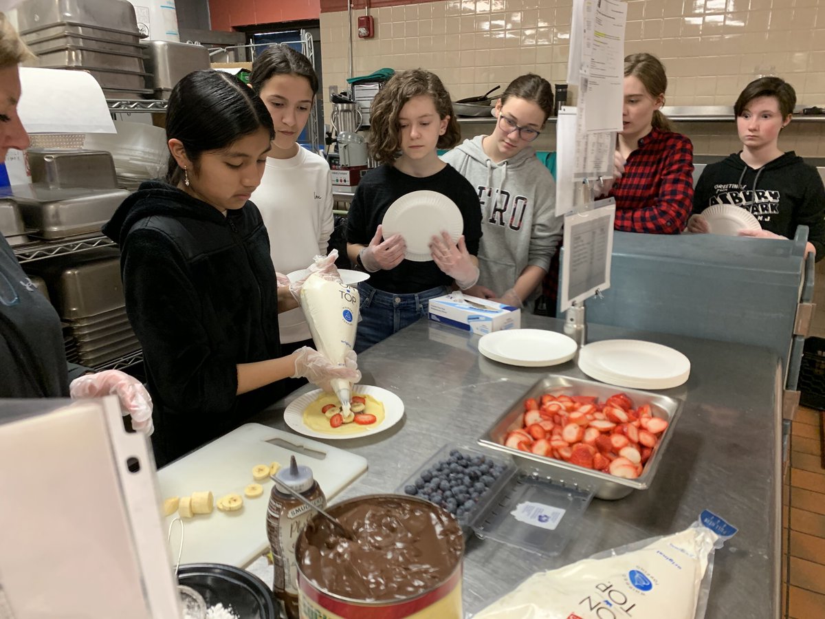 StacyMiddle66's tweet photo. Carla provides 👩🎓👨🎓’s with interactive, hands-on cooking classes. They work together to prepare dishes that are both delicious and nutritious. #CookingWithCarla #MPSLearns https://t.co/sWUwUzOSoE