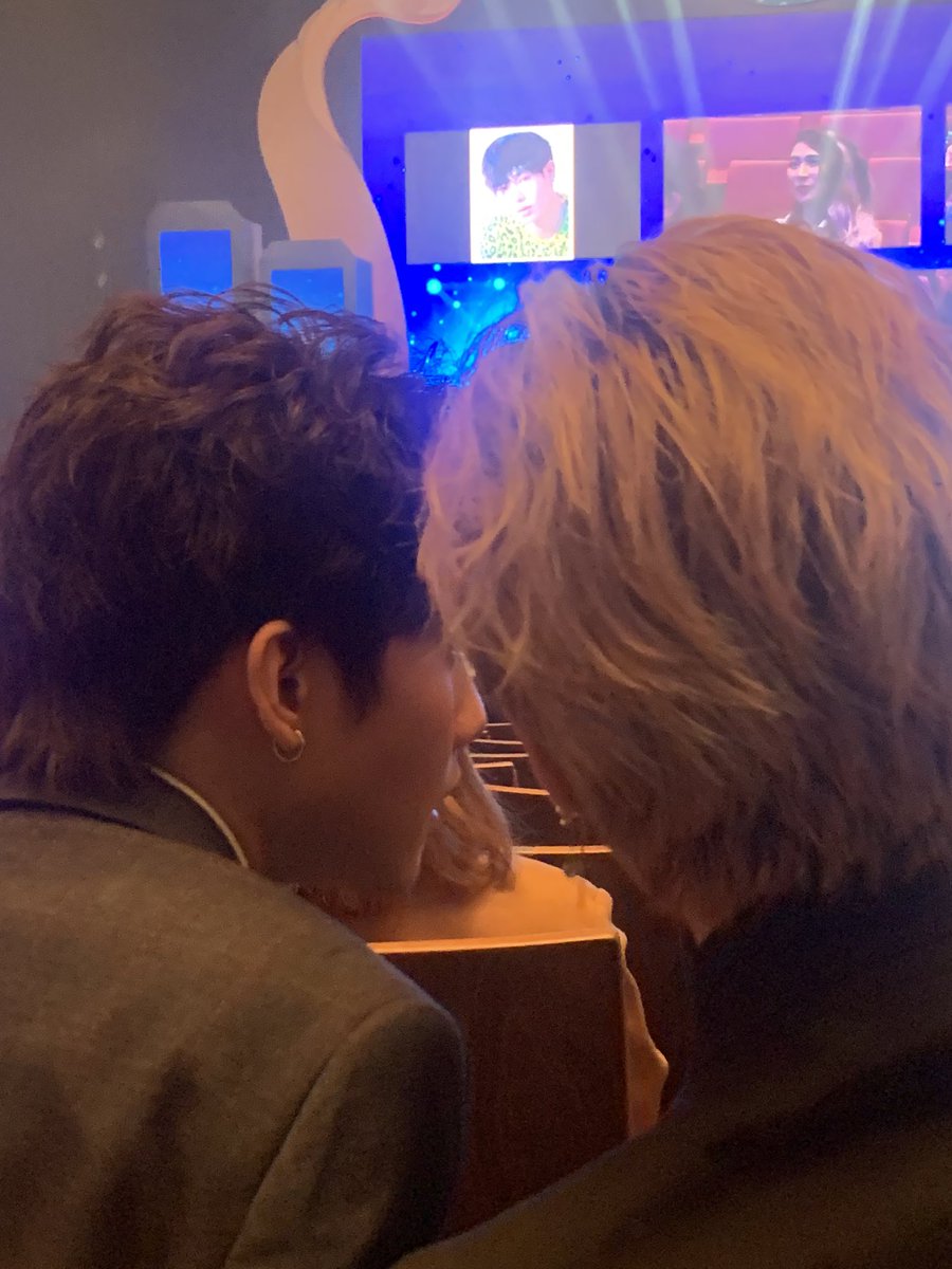 bb0un's tweet photo. วันนั้นไปงานแล้วได้นั่งหลังมาร์คกันพอดี ชิปเปอร์อย่างบุ๋นเลยอดใจไม่ไหวจริงๆ 😂😂😂 https://t.co/rh7dX1c4QY