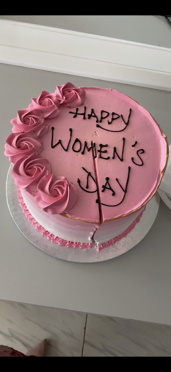 AnitaCN_'s tweet photo. I was given the opportunity to put together an event, the launch of the #eastWin initiative alongside our Womenโs day celebration. @DeloitteUganda . One of my highlights was having to work with female entrepreneurs.. #houseofballoonsUg #QaceCakes #TheFunSide https://t.co/F5cfEObnep