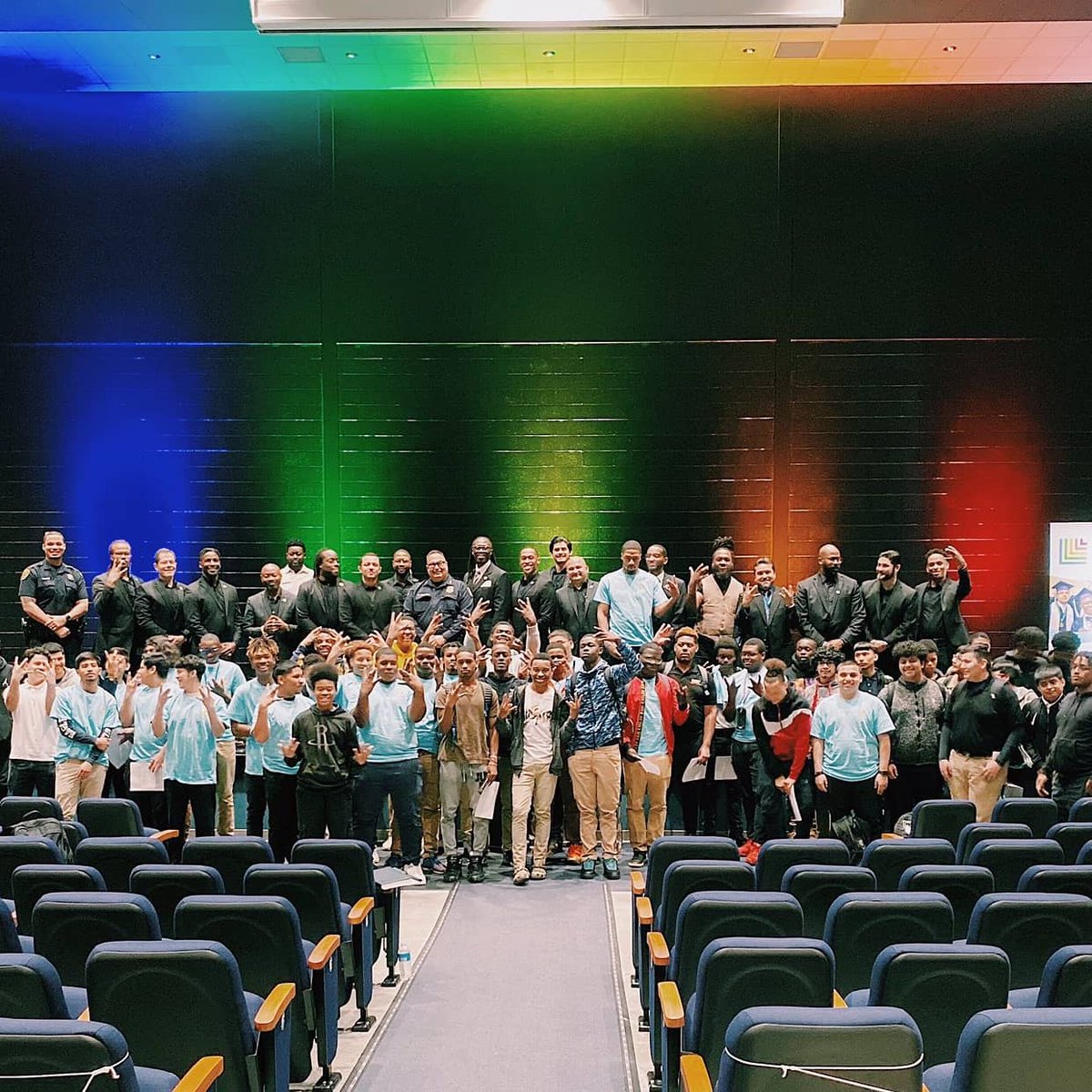 Mr_Officer713's tweet photo. @HISD_ATMP I can't put into words how grateful I am for the opportunity to come home to #studewood @BTW_Houston to be a part of an amazing event. Thank you for letting @houstonpolice speak to the #youngmen of #ATM as a part of an awesome #panel 🙏🏽 #relationalpolicing #community https://t.co/oyWhjlHx4l