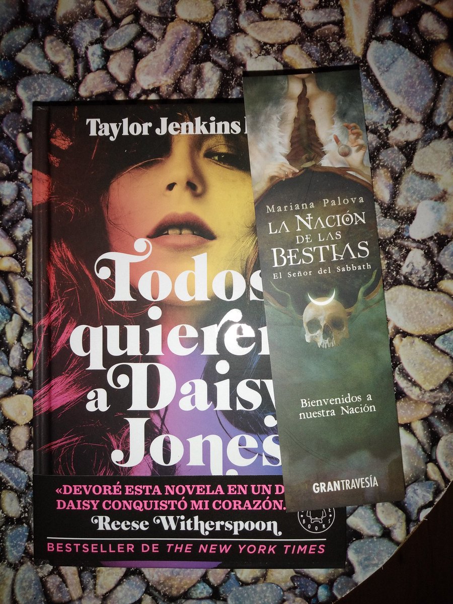 NoheinSD's tweet photo. Pues @LucesLectoras y mi gente del #clubdelecturabombillo ya tengo el libro y además me han regalo un marcapáginas además. Y dice que Reese Witherspoon lo leyó en un día así que yo creo que en una semana puedo 😁😁😁 #rubiasalpoder. https://t.co/r2coqJEoCv