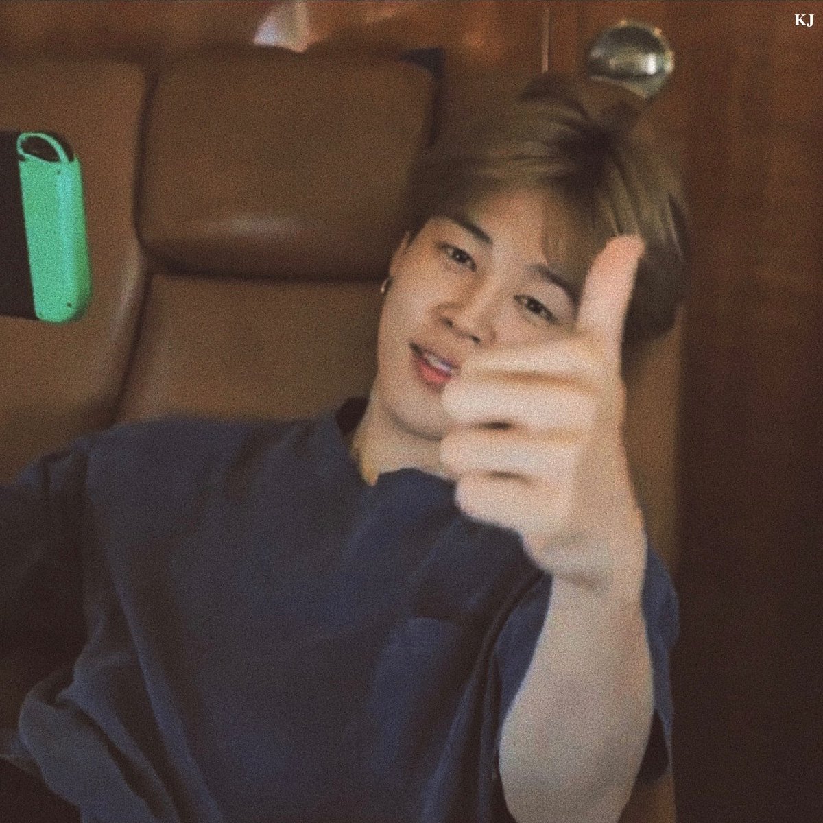 "เอ็งเห็นมั้ยว่าพ่อออกทีวีแล้ว"

"โหพ่อ หล่อจริง เล่นเกมต่อนะ"