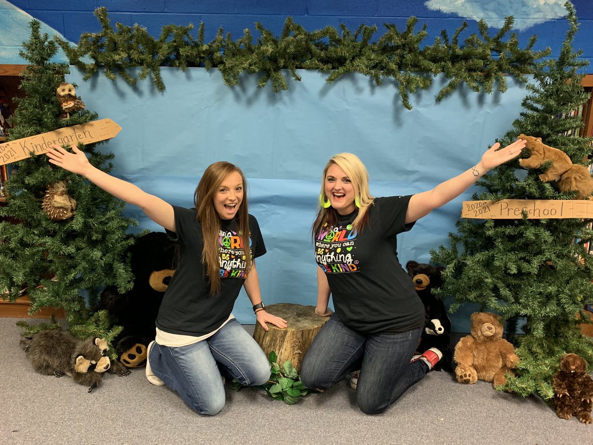 bookfairy15's tweet photo. The photo booth is already a hit and PreK/K early registration! #creeksideisthebestside #wearefamily https://t.co/Ft6ZKrr14m