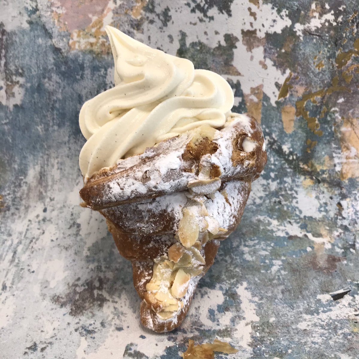 <a href="/PipLacey/">Pip Lacey</a> @hiccelondon Soft serve gelato in crisp croissants