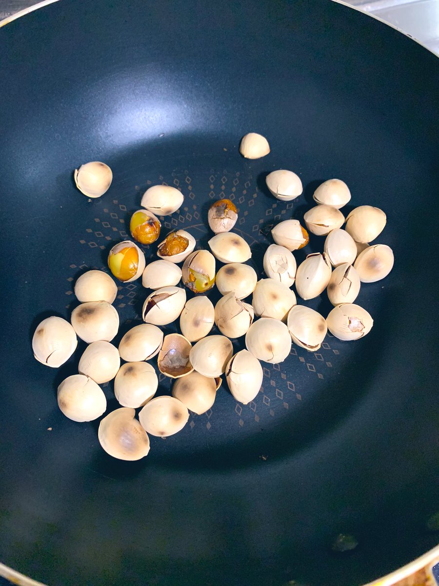 学生時代入り浸ってたライブハウスが今日閉店した。コロナの影響で最後のイベントも中止。その後の飲み会も…。たまらず、有志を募って少人数でライブを敢行！高校生からおっさんまでみんな最高にかっこよくて、笑顔が眩しすぎて、おじさんは泣きました。写真は全く関係のないぎんなん。