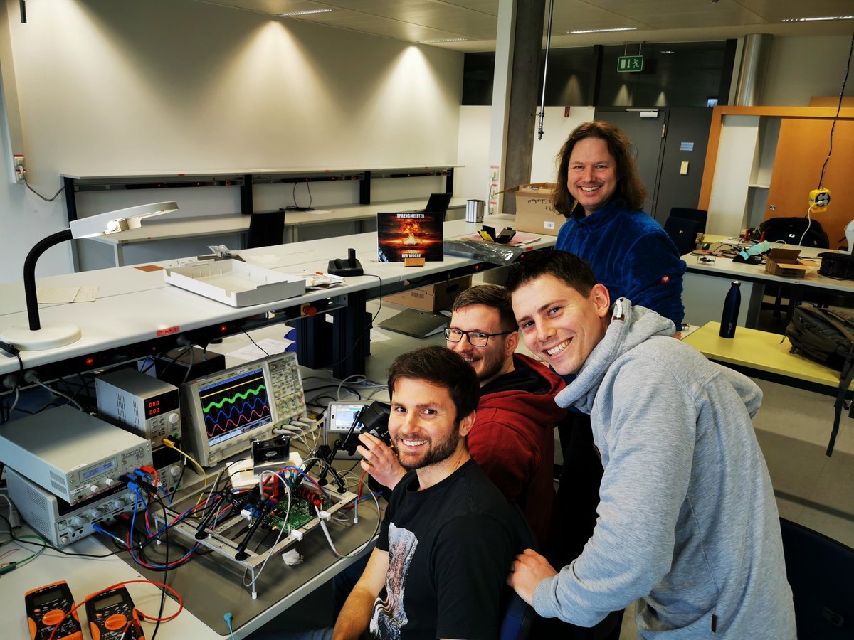 rbz_shell's tweet photo. Very good news before the weekend: our amplifier behaves like in the simulations.
The additional fan is not really needed. It is just for safety reasons.
#soundcheck is going to be done soon.

It is even more a pure sine compared to @ProfHennig tweet 😜 https://t.co/hd3hgnBN7I