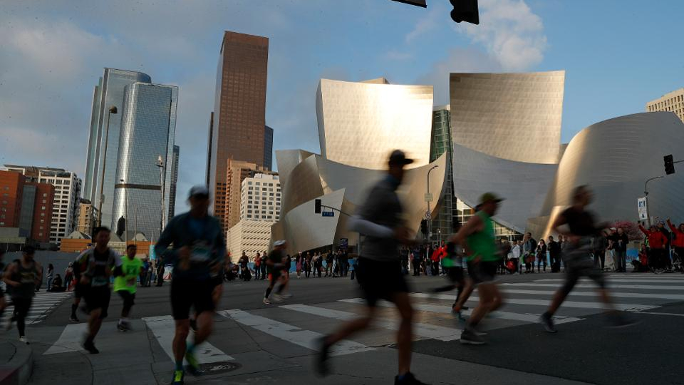 Forbes's tweet photo. Health officials are recommending LA marathon attendees stay 6 feet away from each other due to the coronavirus https://t.co/P6sYLIEbqz by @rachsandl https://t.co/1Pnpsibv6Z