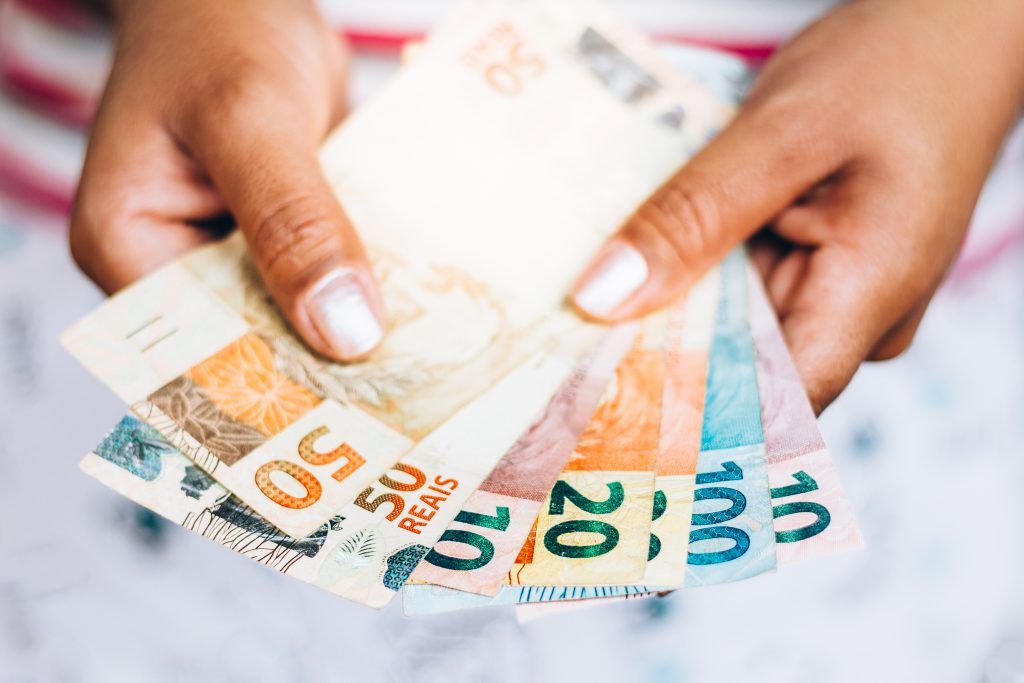EmpreenderMundo's tweet photo. O dólar subiu! E agora, como seu negócio é afetado? Para entender melhor sobre o assunto, leia nosso artigo: https://t.co/XNrgJvEl8E Conte para a gente, como isso está impactando o seu negócio? #empreendernomundo #dolar #altadodolar #cotacaododolar #empreendedorismo⁠ #negocios https://t.co/YfW6a809ds