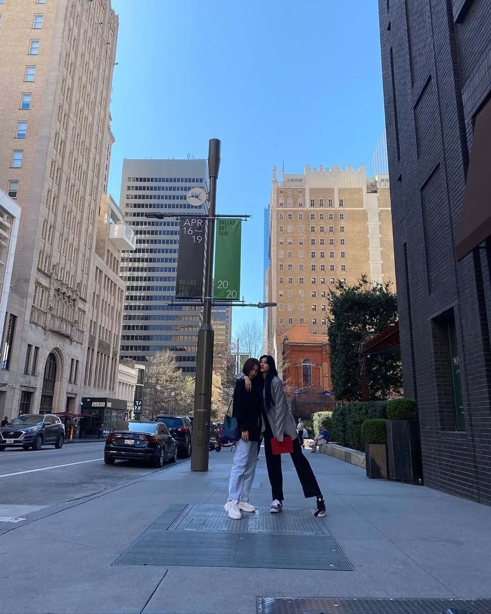 YoorimSoftie's tweet photo. EVERGLOW's Sihyeon &amp; Aisha enjoying their date in Texas

Syeonsha breathing so heavily even in America

#EVERGLOW #아샤 #시현 https://t.co/DLOCQlEPck