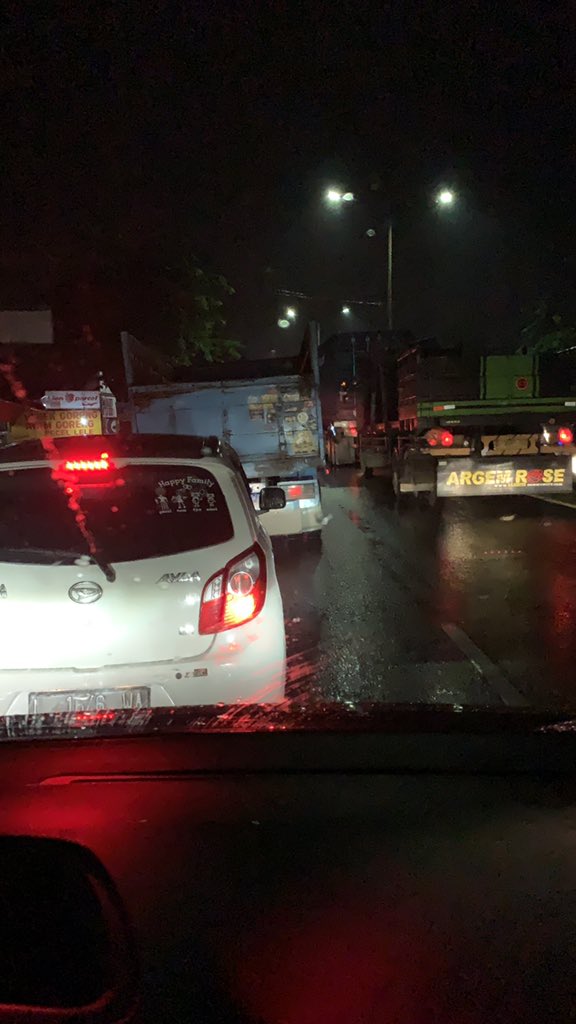 rizkikunz's tweet photo. Ini macet imbas apa ya di daerah Taman menuju Sepanjang? Imbas kecelakaan tadi kah? @e100ss https://t.co/8lbFtoYIuS