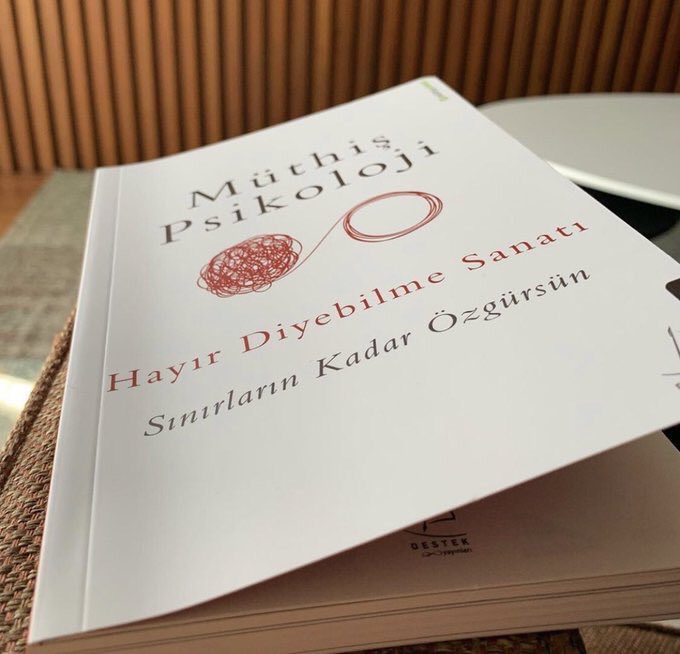 Kitapcumlelerii's tweet photo. Her şeye olur dediğinizde, evet dediğinizde, dünyanın en sevecen insanı olmazsınız. En yorgun ve en stresli insanı olursunuz.

Hayır Diyebilme Sanatı https://t.co/AnpQj9A8DR