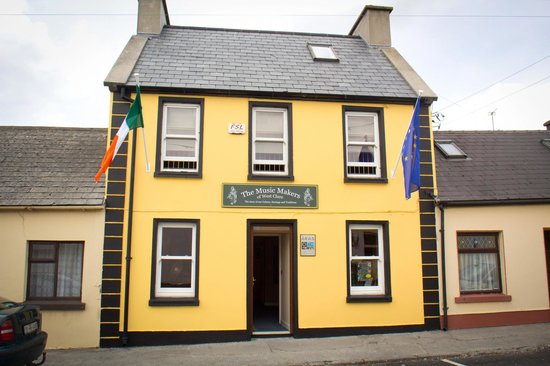 the_musicmakers's tweet photo. Hey! @Pat_Shortt 😁 very welcome to drop into us if you get the chance while in #MiltownMalbay, we have a nice #irish music visitor centre here 👌 https://t.co/qzAuOFQuhv