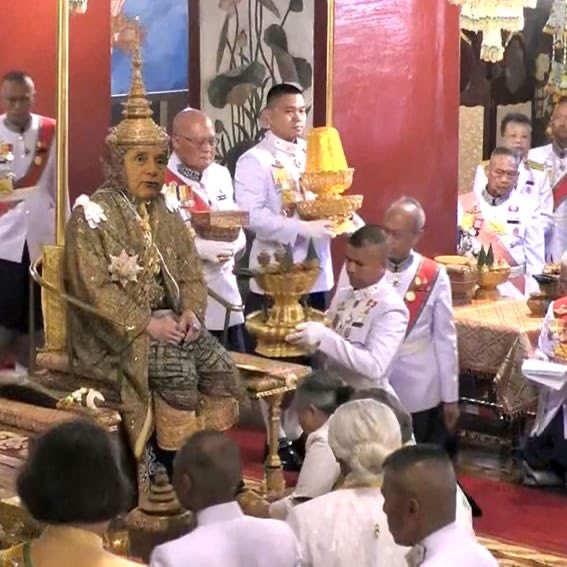 ‼️ En direct de #Levallois ‼️

La passation des pouvoirs de maire à Jean Yves #Cavallini s'est déroulée sans chichi avec l'aide des boat-people personnels des #Balkany.

On a toujours un peu de budget pour ce genre de choses à Levallois.