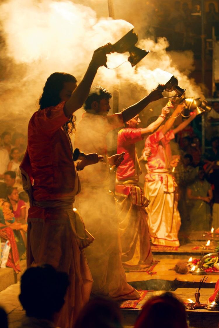 पत्नी पार्वती के साथ काशी आए और उन्होंने भगवान विष्णु की मनोकामना पूरी की। तभी से यह मान्यता है कि वाराणसी में अंतिम संस्कार करने से मोक्ष (अर्थात व्यक्ति को जीवन-मरण के चक्र से छुटकारा मिल जाता है) की प्राप्ति होती है।कुछ लोगों का कहना है कि भगवान शिव और पार्वती के स्नान के