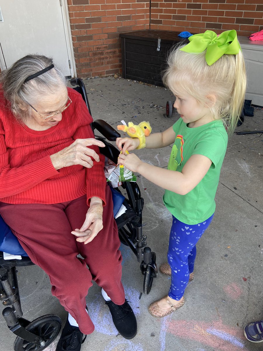 weGLCclass's tweet photo. We had an extra special free choice centers yesterday! The grands came and joined us for snack and recess outside! The weather was beautiful, the music was great, and we had some of our favorite company! #GLC #BeautifulWeather @jenksps @jenks_we https://t.co/0t9Bane3uz