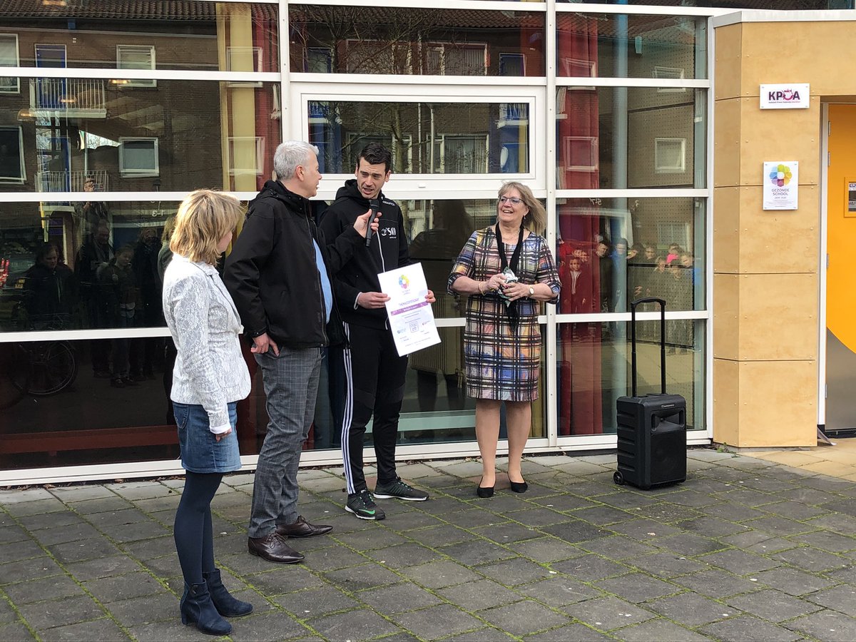 Vandaag kwam wethouder <a href="/Buijtelaar/">Hans Buijtelaar</a> het verlengde themacertificaat Bewegen en sport van de <a href="/GezondeSchoolNL/">Gezondeschool.nl</a> overhandigen op SBO Michaëlschool. Wij zijn trots! 😊 B.Slim <a href="/StadAmersfoort/">DeStadAmersfoort.nl</a> <a href="/adacredactie/">Amersfoortse Courant</a> <a href="/AmersfoortNieuw/">Amersfoort Nieuws</a> <a href="/Gem_Amersfoort/">Gemeente Amersfoort</a>