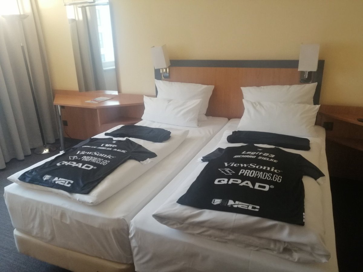 Saarbrooklyn PLAYERS by myNEC.de (@mynecde) on Twitter photo Die Jungs vom #99Liga #CSGO #Team dürften bald am Flughafen #Frankfurt ankommen. Die Hotel Zimmer sind schonmal ausgestattet :)
<a href="/QpadOfficial/">QPAD</a> <a href="/viewsoniceurope/">ViewSonic Europe</a> <a href="/propads_gg/">propads.gg</a> @GCCUP_de #gaming #esport #offline #event Die Jungs vom #99Liga #CSGO #Team dürften bald am Flughafen #Frankfurt ankommen. Die Hotel Zimmer sind schonmal ausgestattet :)
<a href="/QpadOfficial/">QPAD</a> <a href="/viewsoniceurope/">ViewSonic Europe</a> <a href="/propads_gg/">propads.gg</a> @GCCUP_de #gaming #esport #offline #event