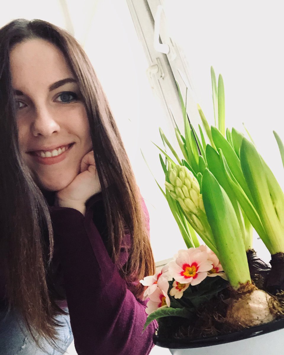 Maria_Roshchina's tweet photo. Коллеги поздравляют с 8 Марта🌺
И впервые в жизни у меня не срезанные цветы, а те, что будут жить дома на подоконнике🥰
В связи с этим вопрос: как с ними дальше быть?))) Надо ли пересаживать и как это делать?)) Сколько поливать и прочее)))) 
Буду благодарна за ваши комментарии🤗 https://t.co/X29hbbmxPq