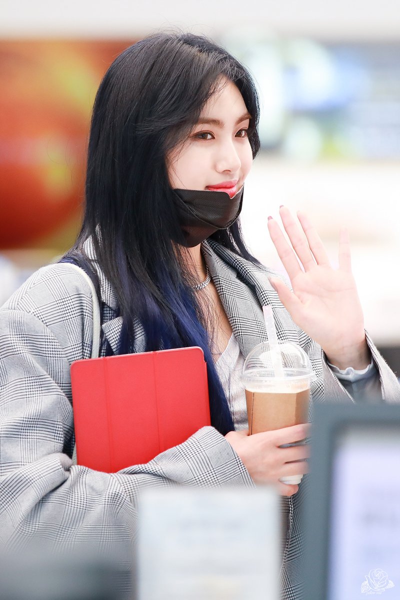 0721Yellowrose's tweet photo. [20.03.05] 인천공항 직찍  
#에버글로우 #아샤 
#Everglow #aisha
@EVERGLOW_twt

HQ = https://t.co/qCVVFvDXnj https://t.co/sgZyIENh82