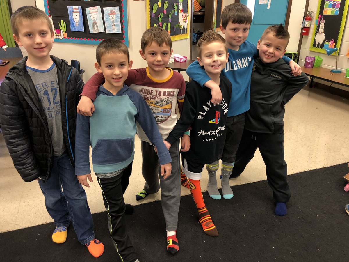 BESclarkhp's tweet image. Crazy sock day! 🤪🧦#ReadAcrossAmerica @BostianES