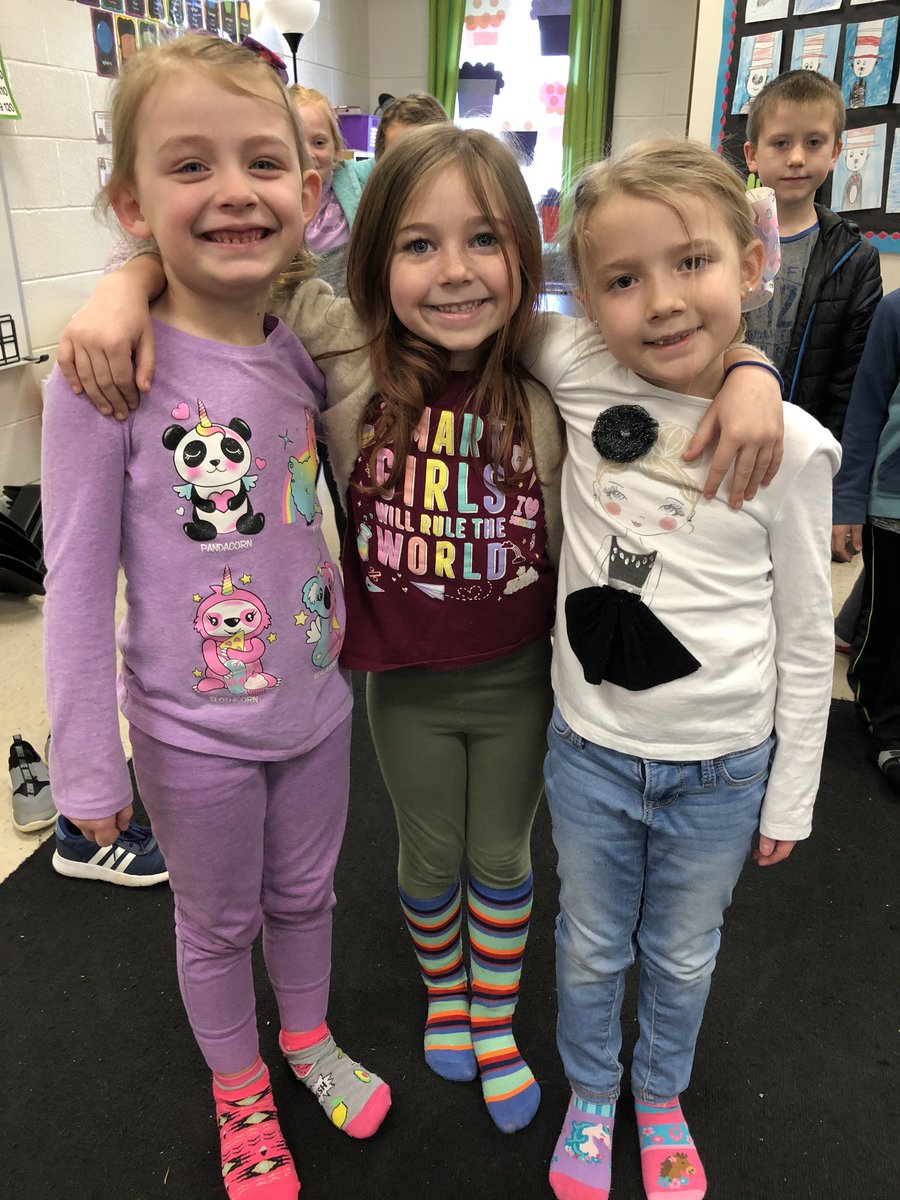 BESclarkhp's tweet image. Crazy sock day! 🤪🧦#ReadAcrossAmerica @BostianES