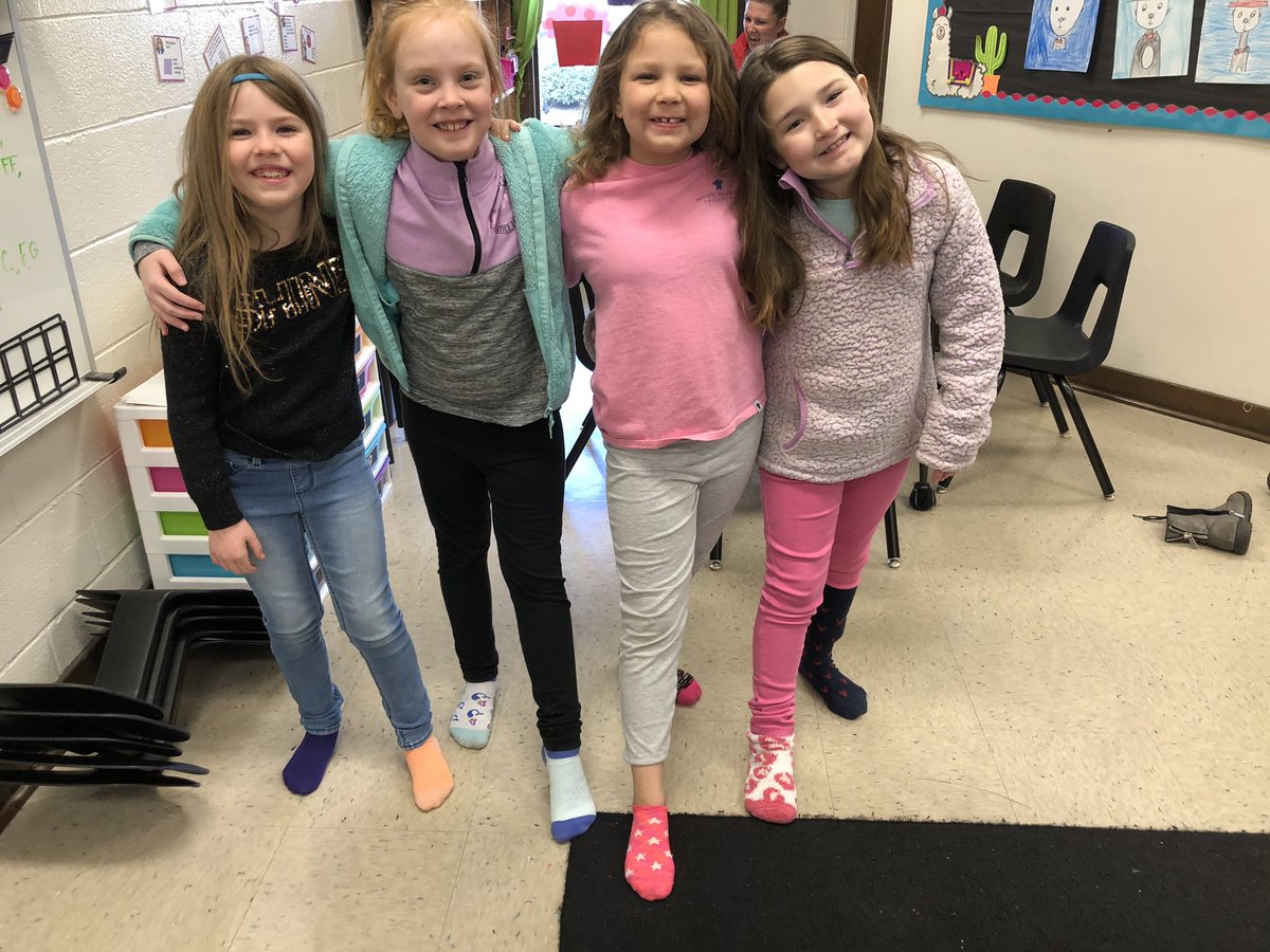 BESclarkhp's tweet image. Crazy sock day! 🤪🧦#ReadAcrossAmerica @BostianES