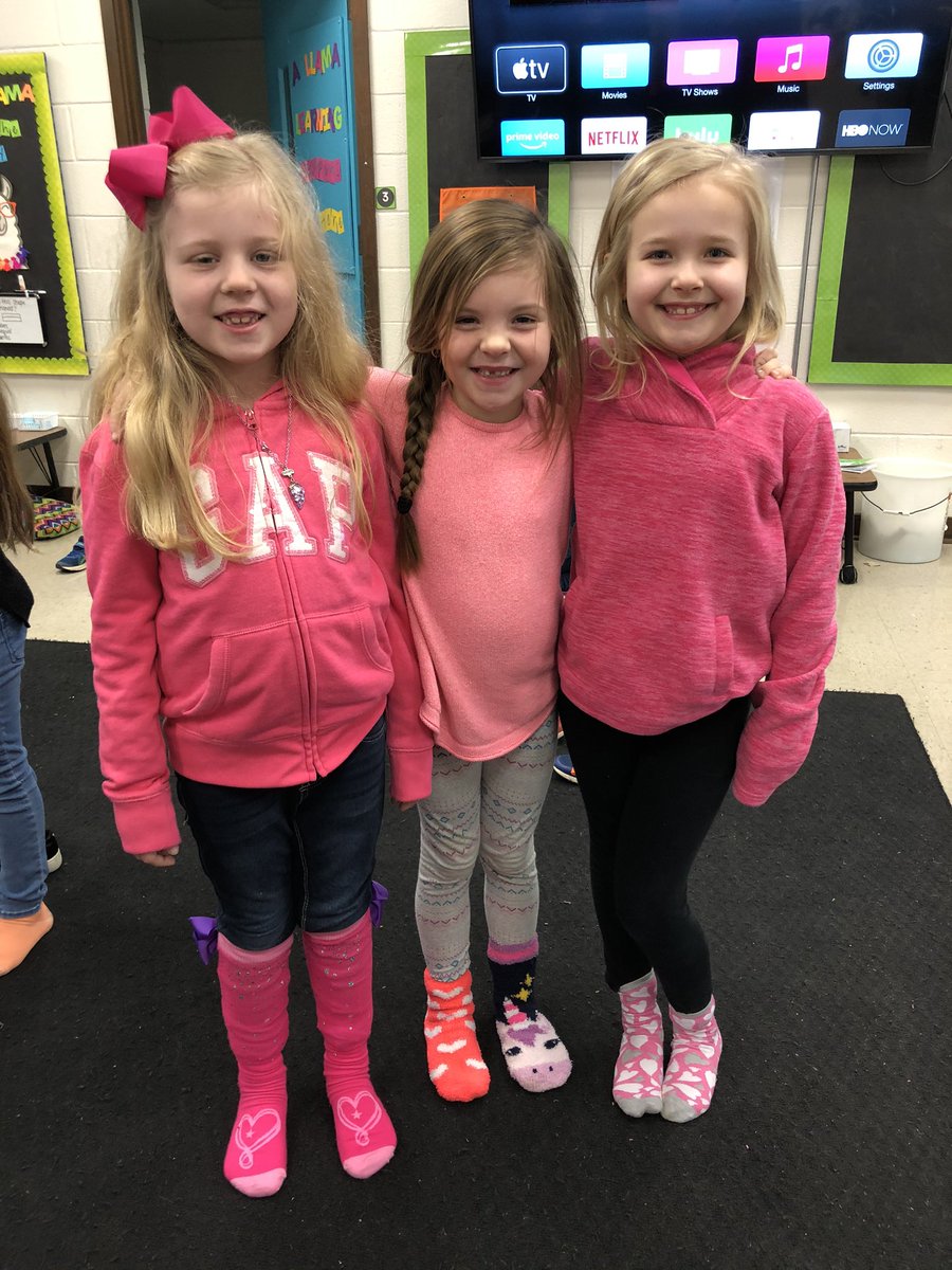 BESclarkhp's tweet image. Crazy sock day! 🤪🧦#ReadAcrossAmerica @BostianES