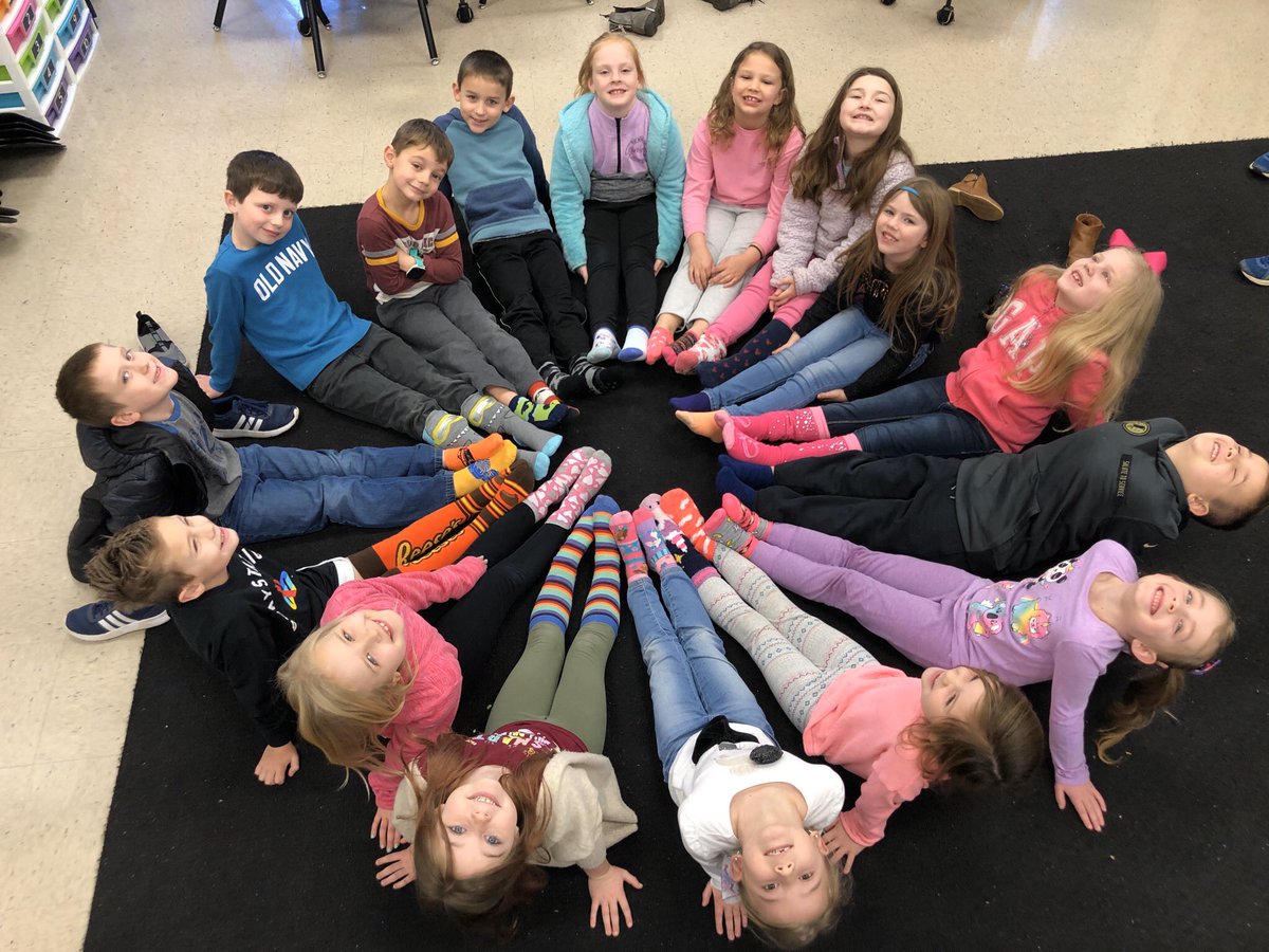 BESclarkhp's tweet image. Crazy sock day 🤪🧦#ReadAcrossAmerica @BostianES