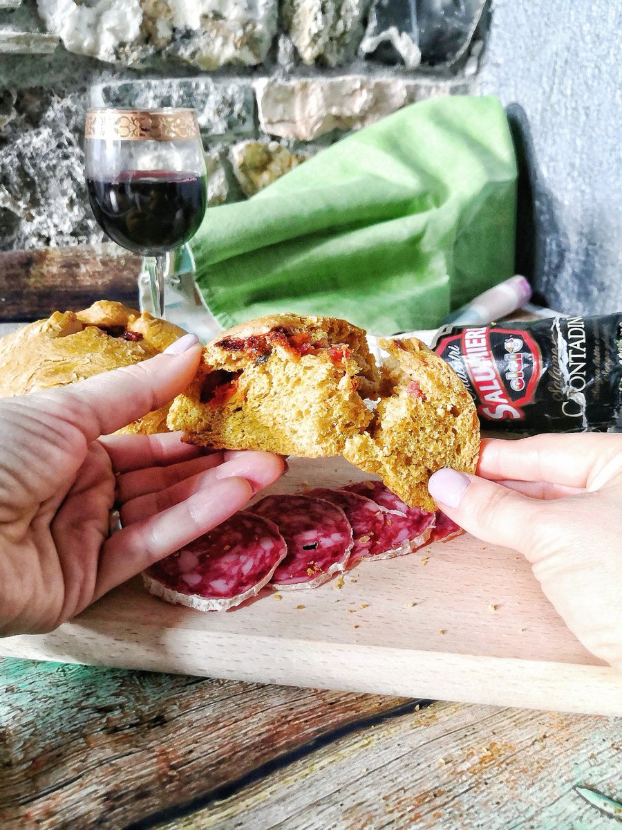 Pane di burro d’alpeggio alla zucca con ripieno goloso al Salame Contadino e Bleu d’Aoste unarchitettoincucina.it/2020/03/pane-d…
