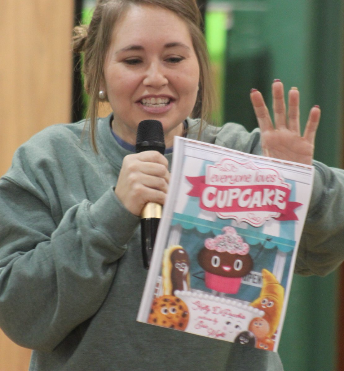 Everyone Loves Cupcake is the first book to move forward in its bracket in our March Madness to see what is Highland's 2020 Book of the Year. #HITLIM20