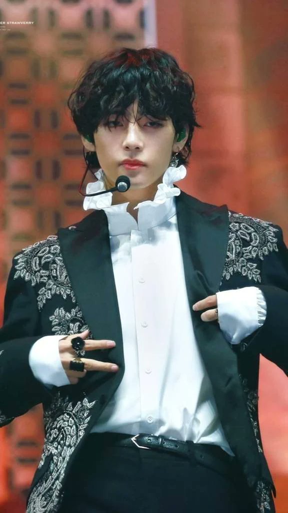 5yunharin's tweet photo. TAEHYUNG beautiful stage outfit #TAEHYUNG #vmybro #oppav #team_yunha_bts_army https://t.co/z4i8r3pdHa