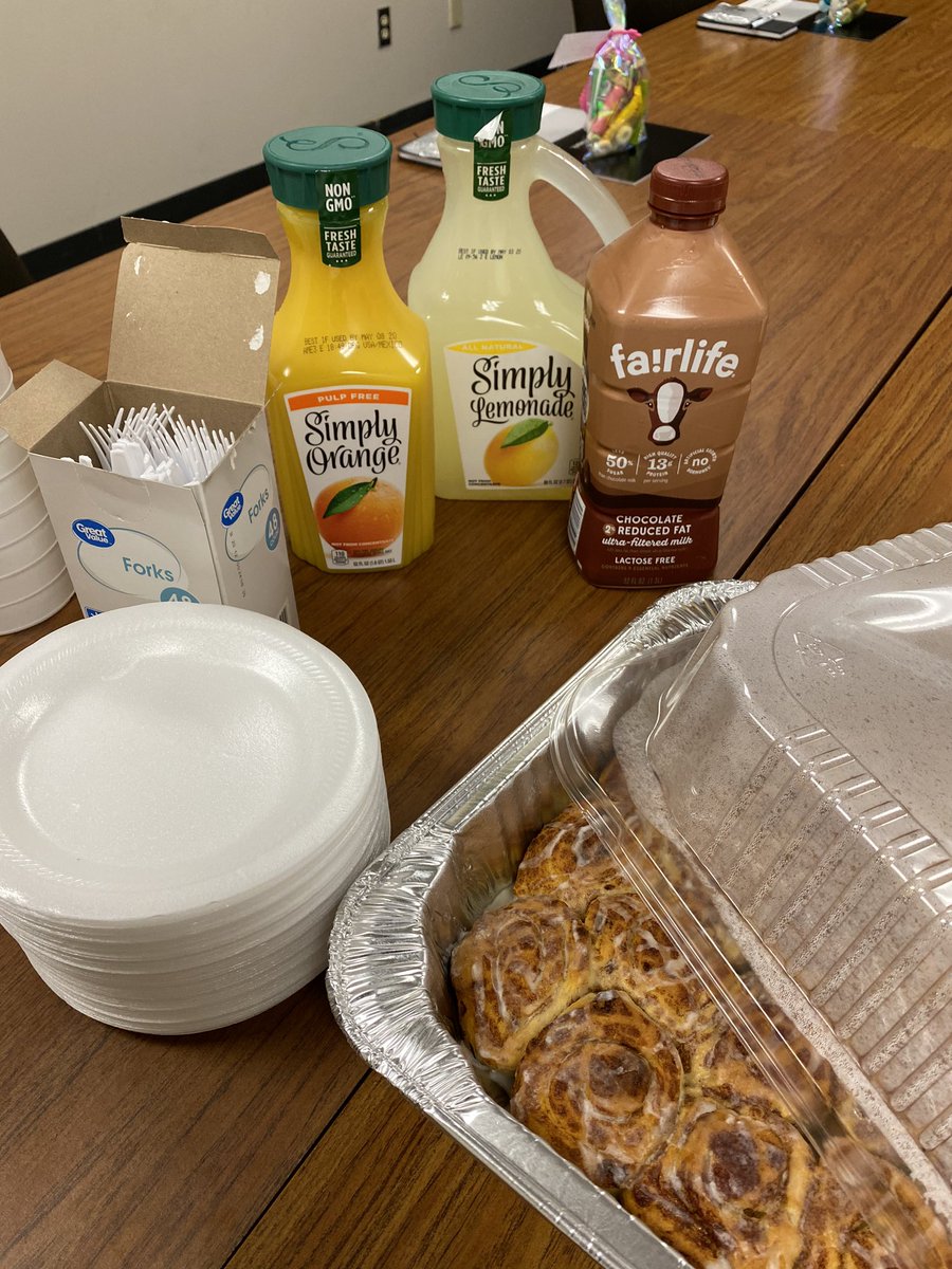 JoshInFlorida's tweet image. Huge shout out to Kay creating these awesome cinnamon rolls &amp;amp; treat bags from Brittney for #EmployeeAppreciationDay and even #Firstnet swag from Jeremy Hall! #LifeAtATT @FloGeorgiaIHX